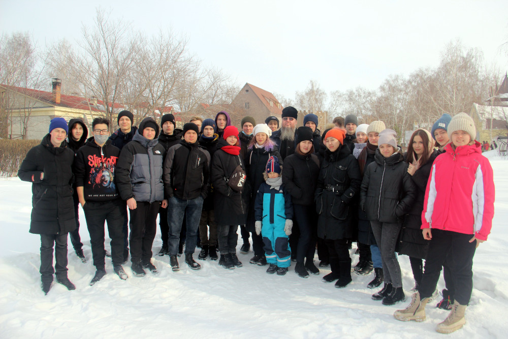 Выезд активистов школы в честь прп. С. Радонежского и студентов Гуманитарно-технического колледжа на базу отдыха «Green Wood»